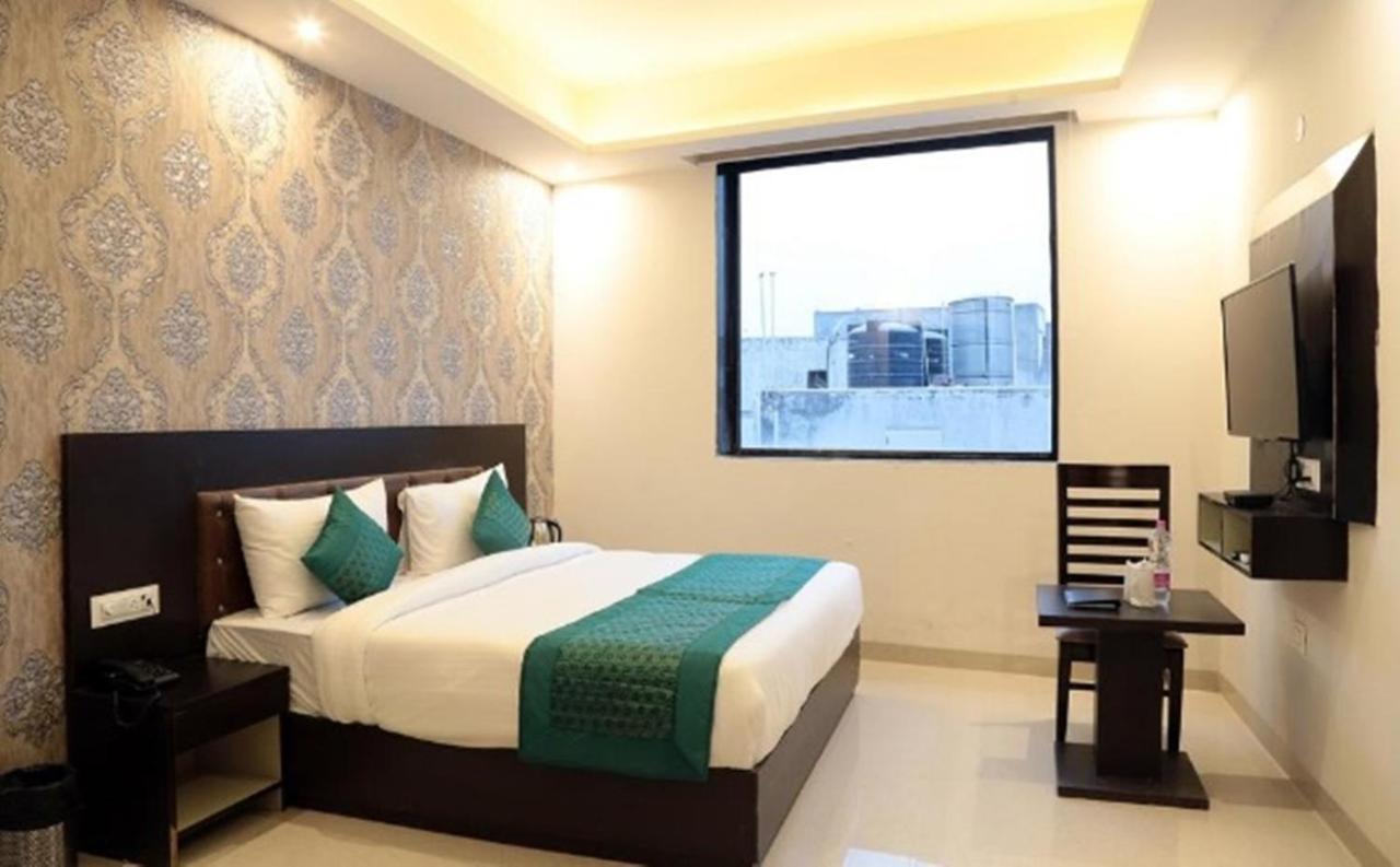 Oyo 23368 Boutique Hotel Paragon นิวเดลี ภายนอก รูปภาพ